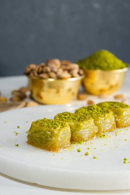 Beyaz mermer üzerinde Pistachio baklava. Geleneksel Orta Doğu tatlıları. Türk Antep baklavası.