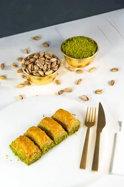 Beyaz mermer üzerinde Pistachio baklava. Geleneksel Orta Doğu tatlıları. Türk Antep baklavası.