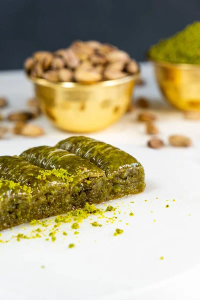 Beyaz mermer üzerinde Pistachio baklava. Geleneksel Orta Doğu tatlıları. Türk Antep baklavası.