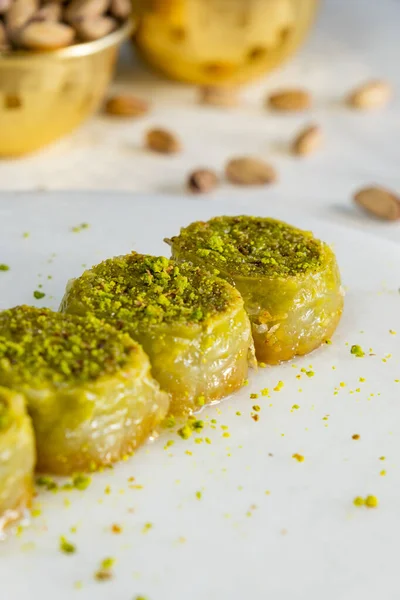 Beyaz mermer üzerinde Pistachio baklava. Geleneksel Orta Doğu tatlıları. Türk Antep baklavası.