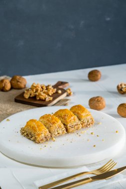 Beyaz mermer üzerinde ceviz baklavası. Geleneksel Orta Doğu tatlıları. Türk Antep baklavası.