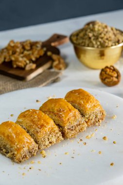 Beyaz mermer üzerinde ceviz baklavası. Geleneksel Orta Doğu tatlıları. Türk Antep baklavası.
