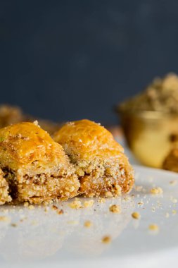 Beyaz mermer üzerinde ceviz baklavası. Geleneksel Orta Doğu tatlıları. Türk Antep baklavası.