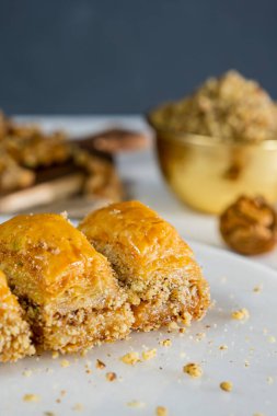 Beyaz mermer üzerinde ceviz baklavası. Geleneksel Orta Doğu tatlıları. Türk Antep baklavası.