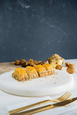 Beyaz mermer üzerinde ceviz baklavası. Geleneksel Orta Doğu tatlıları. Türk Antep baklavası.