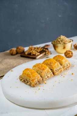 Beyaz mermer üzerinde ceviz baklavası. Geleneksel Orta Doğu tatlıları. Türk Antep baklavası.