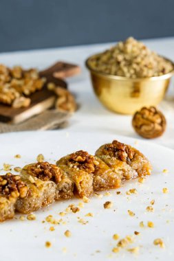 Beyaz mermer üzerinde ceviz baklavası. Geleneksel Orta Doğu tatlıları. Türk Antep baklavası.