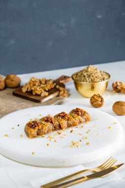 Beyaz mermer üzerinde ceviz baklavası. Geleneksel Orta Doğu tatlıları. Türk Antep baklavası.