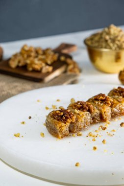 Beyaz mermer üzerinde ceviz baklavası. Geleneksel Orta Doğu tatlıları. Türk Antep baklavası.