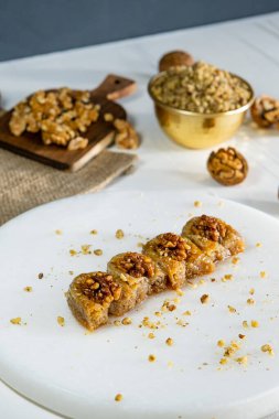 Beyaz mermer üzerinde ceviz baklavası. Geleneksel Orta Doğu tatlıları. Türk Antep baklavası.