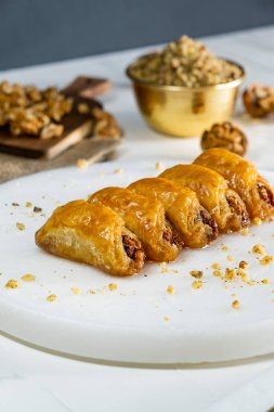 Beyaz mermer üzerinde ceviz baklavası. Geleneksel Orta Doğu tatlıları. Türk Antep baklavası.