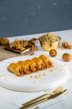 Beyaz mermer üzerinde ceviz baklavası. Geleneksel Orta Doğu tatlıları. Türk Antep baklavası.