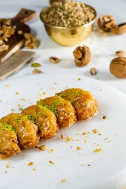 Beyaz mermer üzerinde ceviz baklavası. Geleneksel Orta Doğu tatlıları. Türk Antep baklavası.