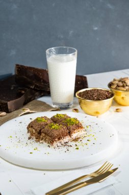 Beyaz mermer üzerinde Pistachio soğuk baklavası. Geleneksel Orta Doğu tatlıları. Türk Antep baklavası.