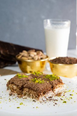Beyaz mermer üzerinde Pistachio soğuk baklavası. Geleneksel Orta Doğu tatlıları. Türk Antep baklavası.