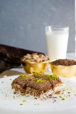 Beyaz mermer üzerinde Pistachio soğuk baklavası. Geleneksel Orta Doğu tatlıları. Türk Antep baklavası.