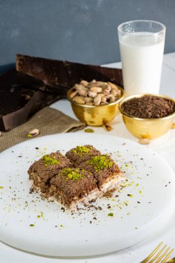 Beyaz mermer üzerinde Pistachio soğuk baklavası. Geleneksel Orta Doğu tatlıları. Türk Antep baklavası.