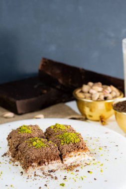 Beyaz mermer üzerinde Pistachio soğuk baklavası. Geleneksel Orta Doğu tatlıları. Türk Antep baklavası.