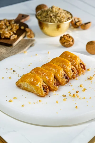 Beyaz mermer üzerinde ceviz baklavası. Geleneksel Orta Doğu tatlıları. Türk Antep baklavası.