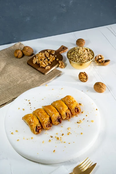 Beyaz mermer üzerinde ceviz baklavası. Geleneksel Orta Doğu tatlıları. Türk Antep baklavası.