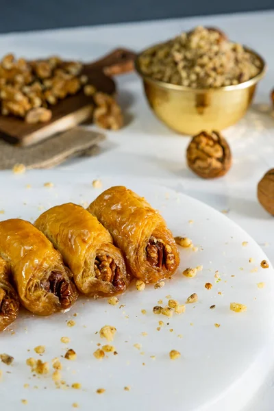 Beyaz mermer üzerinde ceviz baklavası. Geleneksel Orta Doğu tatlıları. Türk Antep baklavası.