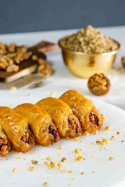 Beyaz mermer üzerinde ceviz baklavası. Geleneksel Orta Doğu tatlıları. Türk Antep baklavası.