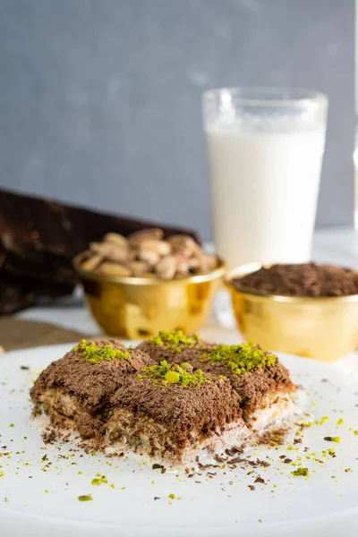 Beyaz mermer üzerinde Pistachio soğuk baklavası. Geleneksel Orta Doğu tatlıları. Türk Antep baklavası.