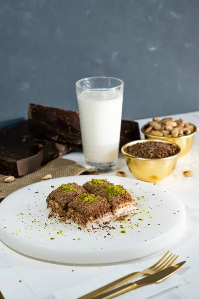 Beyaz mermer üzerinde Pistachio soğuk baklavası. Geleneksel Orta Doğu tatlıları. Türk Antep baklavası.