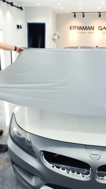 乙烯膜在跑车上的应用 工人手工安装汽车包装膜 — 图库视频影像