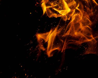 Siyah arkaplanda kıvılcımlar saçan ateş alevleri