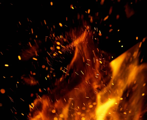 Llama Fuego Con Chispas Sobre Fondo Negro —  Fotos de Stock