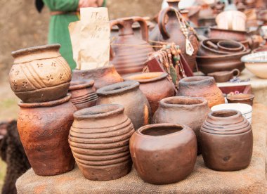 Çeşitli boyutlarda ve şekillerde kilden yemekler.