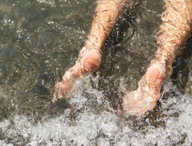 Ayaklar suyun içinde