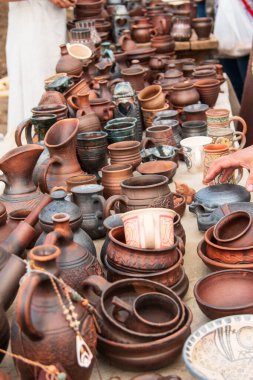 Çeşitli boyutlarda ve şekillerde kilden yemekler.