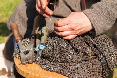 Erkek eli metalle çalışır.