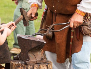 Erkek eli metalle çalışır.
