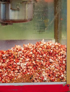 Camın arkasında patlamış mısır var.