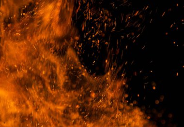 Siyah arkaplanda kıvılcımlar saçan ateş alevleri