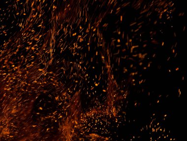 Siyah arkaplanda kıvılcımlar saçan ateş alevleri