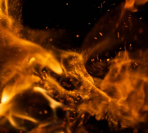 Siyah Arkaplanda Kıvılcımlar Saçan Bir Ateş Alevi — Stok fotoğraf