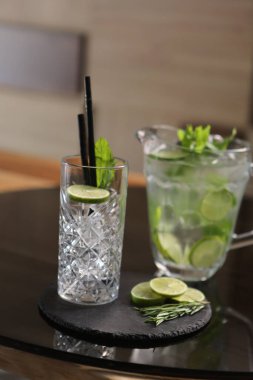 Lokantadaki masada alkol kokteyli.