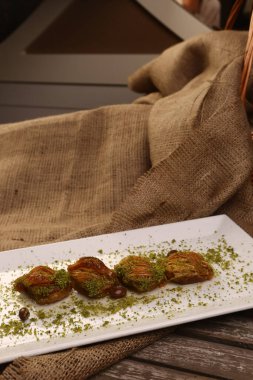 Geleneksel hindistancevizli tatlı baklavası. Ev yapımı fındıklı ve ballı baklava..