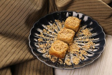 Geleneksel hindistancevizli tatlı baklavası. Ev yapımı fındıklı ve ballı baklava..