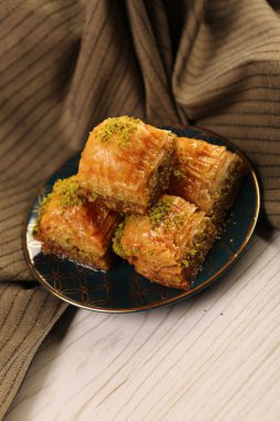Geleneksel hindistancevizli tatlı baklavası. Ev yapımı fındıklı ve ballı baklava..