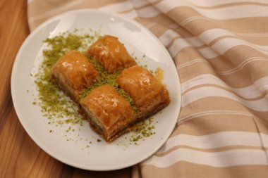 Geleneksel hindistancevizli tatlı baklavası. Ev yapımı fındıklı ve ballı baklava..