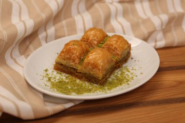 Geleneksel hindistancevizli tatlı baklavası. Ev yapımı fındıklı ve ballı baklava..