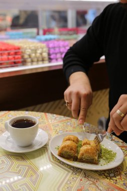 Geleneksel hindistancevizli tatlı baklavası. Ev yapımı fındıklı ve ballı baklava..