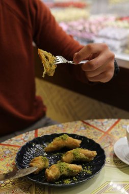 Geleneksel hindistancevizli tatlı baklavası. Ev yapımı fındıklı ve ballı baklava..