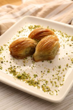Geleneksel hindistancevizli tatlı baklavası. Ev yapımı fındıklı ve ballı baklava..