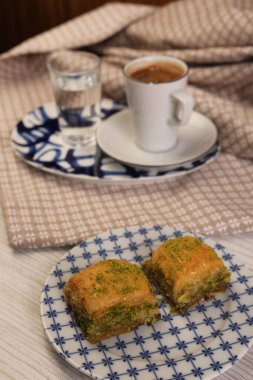 Geleneksel hindistancevizli tatlı baklavası. Ev yapımı fındıklı ve ballı baklava..